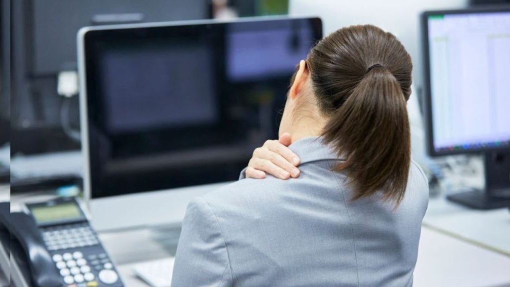 Women working on the PC with neck pain